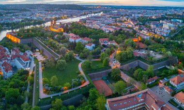 Çek Cumhuriyeti Prag 'da Vysehrad' ın günbatımı manzarası.