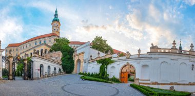 Çek Cumhuriyeti 'nin Mikulov kalesinin günbatımı görüntüsü.