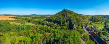 Çek Cumhuriyeti 'ndeki Tocnik şatosunun kalıntıları.