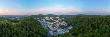 Çek Cumhuriyeti 'ndeki Karlovy Vary ve otellerinin günbatımı manzarası.