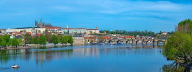 Prag Panoraması Çek Cumhuriyeti 'nin Prag şatosunun egemenliğinde. IMAGE