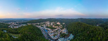 Çek Cumhuriyeti 'ndeki Karlovy Vary ve otellerinin günbatımı manzarası.
