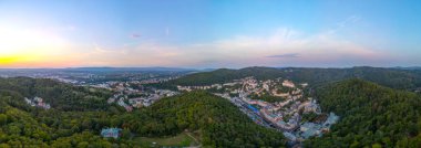Çek Cumhuriyeti 'ndeki Karlovy Vary ve otellerinin günbatımı manzarası.