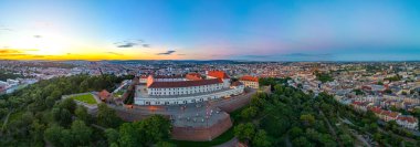 Çek Cumhuriyeti Spilberk ile birlikte Brno 'nun günbatımı manzarası.