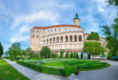 Mikulov şatosunun avlusu Çek Cumhuriyeti 'nde bir yaz günü görülüyordu.