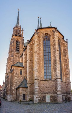 Çek Cumhuriyeti 'nin Brno kentindeki Aziz Peter ve Paul Katedrali' nin günbatımı manzarası.