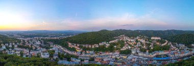 Çek Cumhuriyeti 'nde Karlovy Vary' nin günbatımı manzarası.