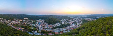 Çek Cumhuriyeti 'nde Karlovy Vary' nin günbatımı manzarası.