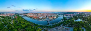 Çek Cumhuriyeti 'nin Letna ovasından Prag' ın günbatımı manzarası.