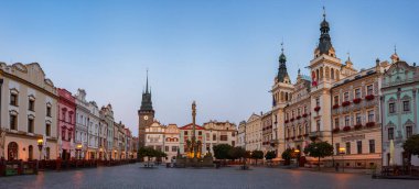Çek Cumhuriyeti, Pardubice 'deki Pernstynske namesti' deki tarihi belediye binasının gündoğumu manzarası.