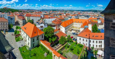 Çek Cumhuriyeti 'nin eski Brno kentinde renkli bir cadde.