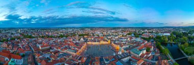 Çek Cumhuriyeti 'nin Ceske Budejovice kentindeki ana meydanın günbatımı manzarası.