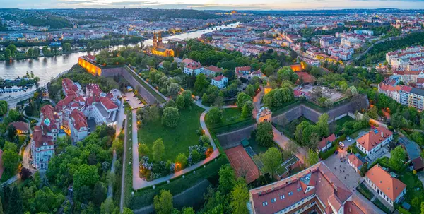 Çek Cumhuriyeti Prag 'da Vysehrad' ın günbatımı manzarası.