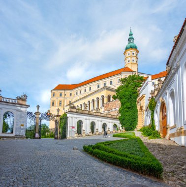 Mikulov şatosunun avlusu Çek Cumhuriyeti 'nde bir yaz günü görülüyordu.