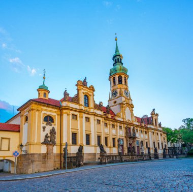 Çek Cumhuriyeti Prag 'daki Loreta hac sahasının günbatımı manzarası.