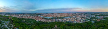 Çek Cumhuriyeti 'nin Petrin Hill kentinden Prag' ın günbatımı manzarası.