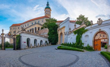 Çek Cumhuriyeti 'nin Mikulov kalesinin günbatımı görüntüsü.