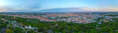 Çek Cumhuriyeti 'nin Petrin Hill kentinden Prag' ın günbatımı manzarası.