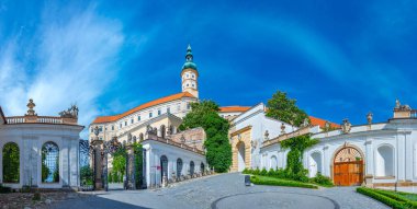 Mikulov şatosunun avlusu Çek Cumhuriyeti 'nde bir yaz günü görülüyordu.