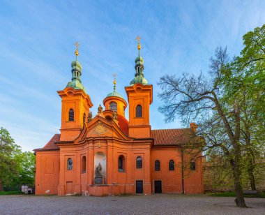 Çek Cumhuriyeti Prag 'daki Petrin Tepesi' ndeki St. Lawrence Katedrali.