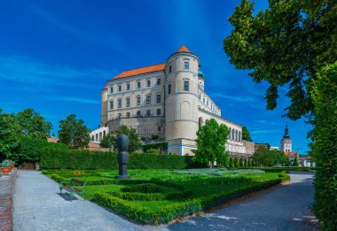 Mikulov şatosunun avlusu Çek Cumhuriyeti 'nde bir yaz günü görülüyordu.