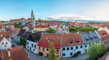 Cesky Krumlov şatosu ve Saint Jost kilisesi, Çek Cumhuriyeti 'nin gündoğumu manzarası.