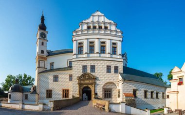 Pardubice Kalesi 'nin Gündoğumu - Çek Cumhuriyeti' nin Pardubice bölgesindeki Doğu Bohemya Müzesi.