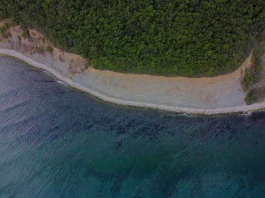 Kumsalları ve ormanları olan güzel bir deniz manzarası, İHA 'dan çekilmiş.