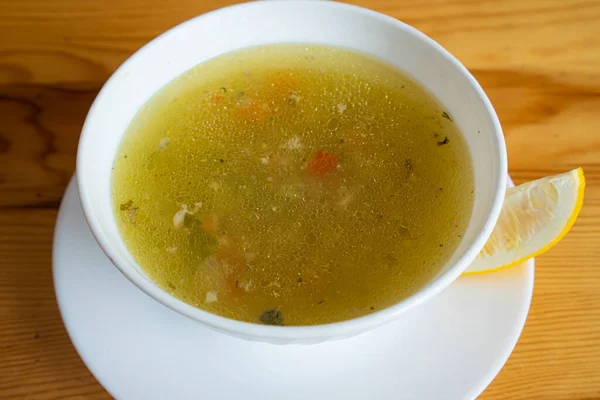 Suppe Einem Weißen Teller Auf Einem Holztisch Serviert Stockbild