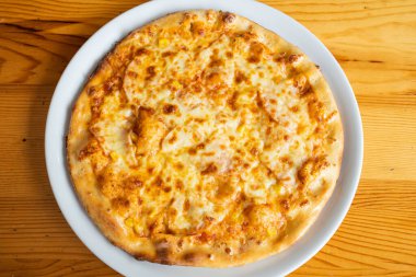 Tahta masada taze pizza.