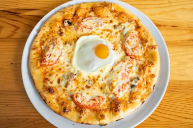 Tahta masada taze pizza.