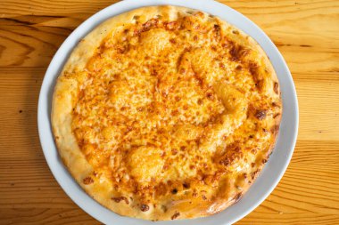 Tahta masada taze pizza.