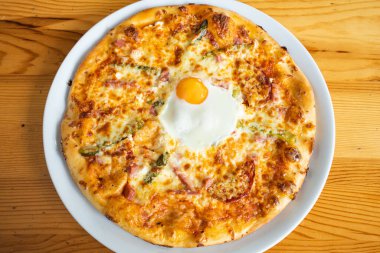 Tahta masada taze pizza.