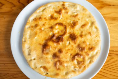 Tahta masada taze pizza.