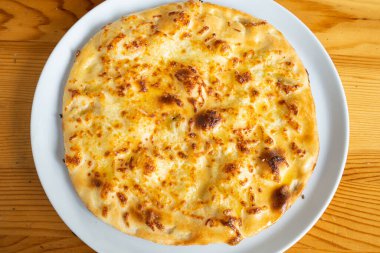 Tahta masada taze pizza.