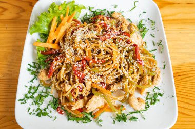 Tahta bir masada spagetti servis edilir.