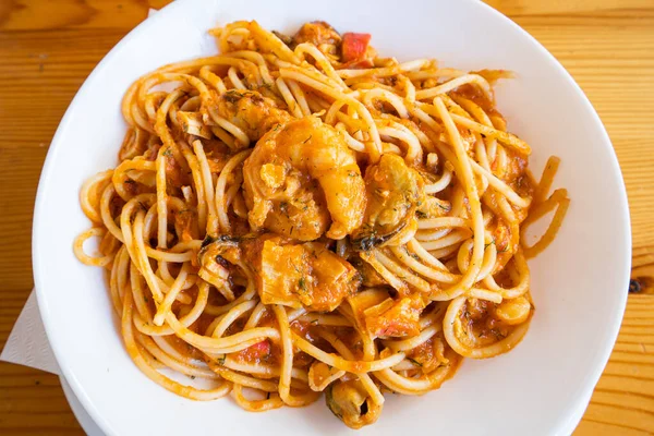 Spaghetti Mit Meeresfrüchten Einem Teller Auf Einem Holztisch Serviert Stockbild