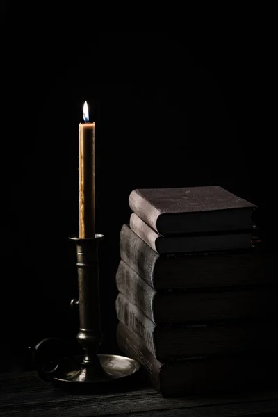 Свеча Освещает Старые Книги Деревянном Столе — стоковое фото