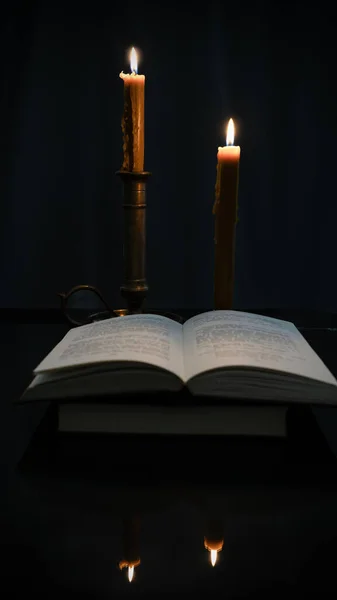 Свічка Освітлює Старі Книги Дерев Яному Столі Ліцензійні Стокові Зображення