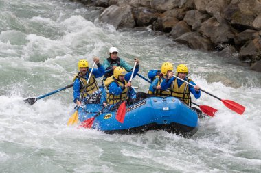 Rafting Noce nehri boyunca, Val di Sole, Trentino - İtalya.