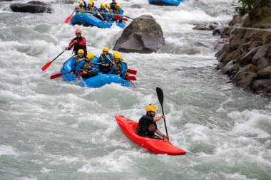 Rafting Noce nehri boyunca, Val di Sole, Trentino - İtalya.