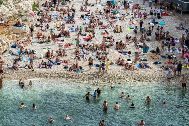 Polignano a Mare, Cala Porto veya Lama Monachile Sahili.