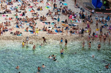Polignano a Mare, Cala Porto veya Lama Monachile Sahili.