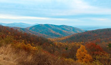 Sonbaharda Shenandoah Ulusal Parkı 'ndaki Skyline Drive' dan Blue Ridge dağlarının renkli manzarası. Virginia mı? ABD