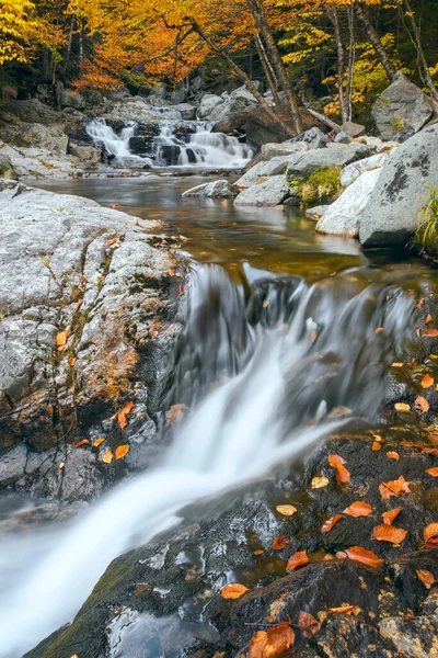 Air Terjun Kecil Hanya Hilir Dari Crystal Cascades Sungai Ellis — Stok Foto