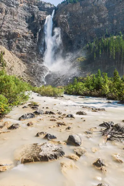 Yoho Ulusal Parkı 'nda Takakkaw Şelalesi. İngiliz Kolombiyası. Kanada