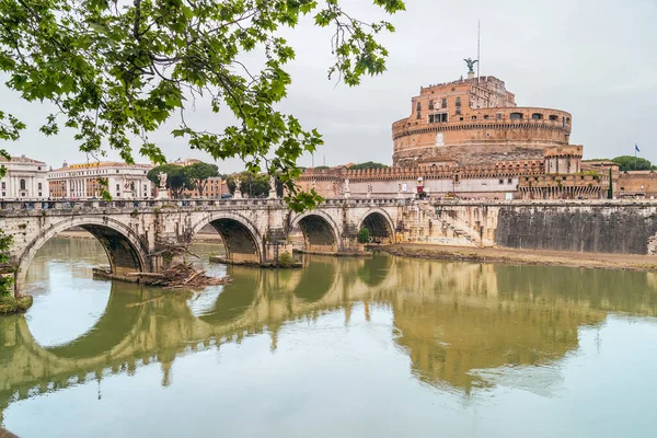 Roma, İtalya - 2 Mayıs 2013 - Ponte Sant 'Angelo and Castle of the Holy Angel (Castel Sant' Angelo veya Hadrian 's mozolesi)
