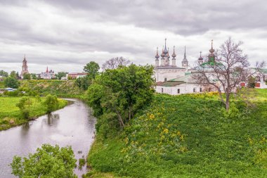 Kamenka Nehri kıyısındaki kiliselerin manzarası. Suzdal. Vladimir Oblast. Rusya