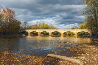 Gün batımında Chesapeake ve Ohio Kanalı 'ndaki Monocacy Aqueduct. Frederick ilçesi. Maryland. ABD