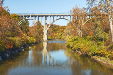 Sonbaharda Cuyahoga Vadisi Ulusal Parkı 'ndaki Brecksville-Northfield Lisesi Köprüsü. Ohio mu? ABD